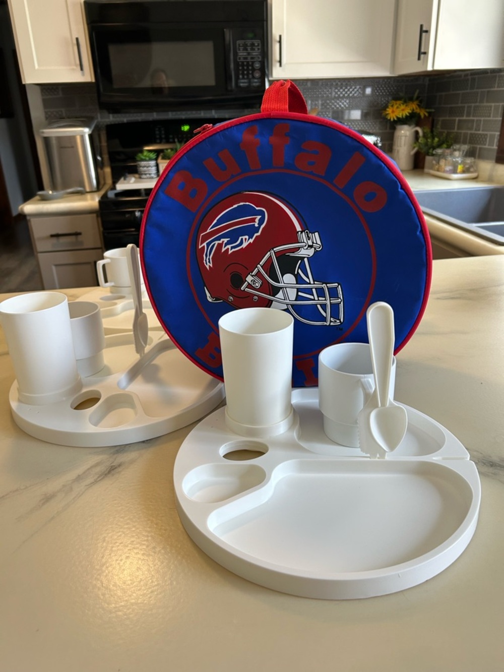 Buffalo David Bitton Blue and Red Insulated Game-Day Dining Set